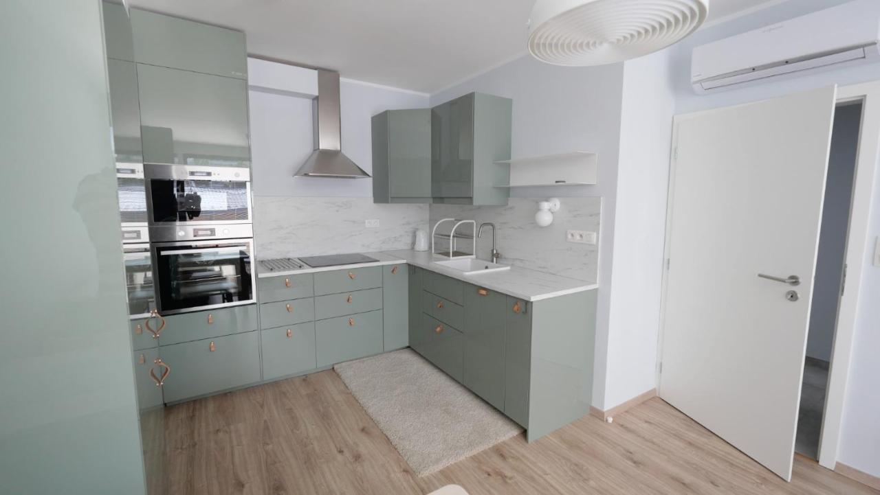 Air-Conditioned, 2 Room Apartment With Terrace 브라티슬라바 외부 사진