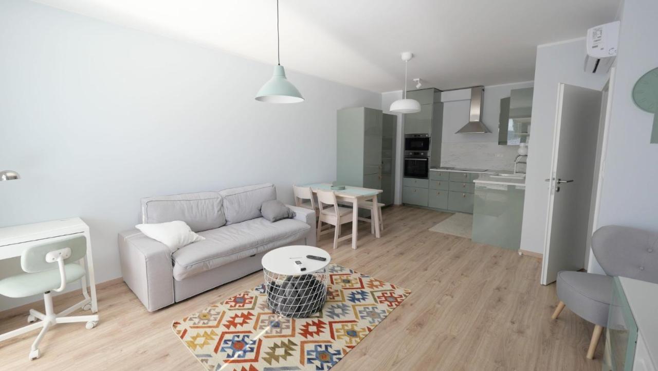 Air-Conditioned, 2 Room Apartment With Terrace 브라티슬라바 외부 사진