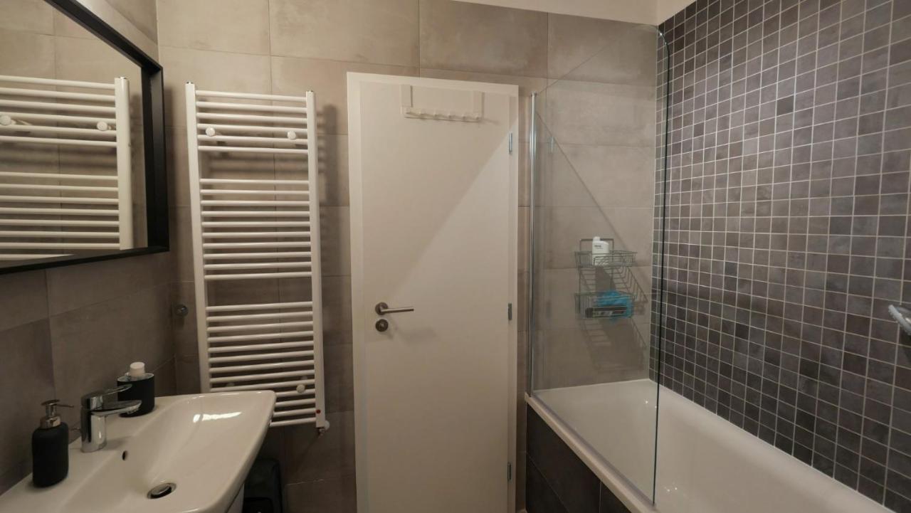 Air-Conditioned, 2 Room Apartment With Terrace 브라티슬라바 외부 사진